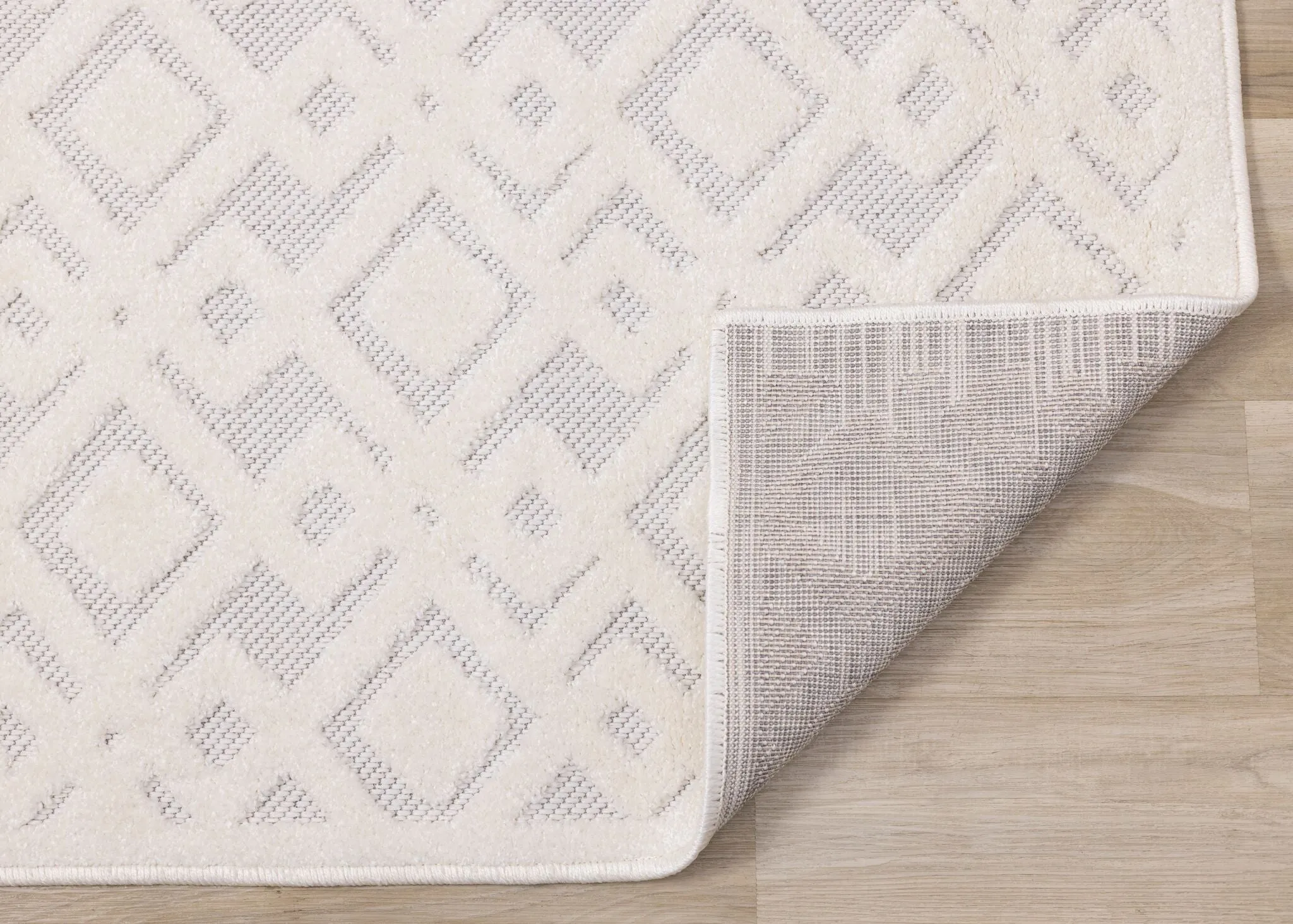 Arctic Echo 6'7" x 9'6" Diamond Area Rug - White