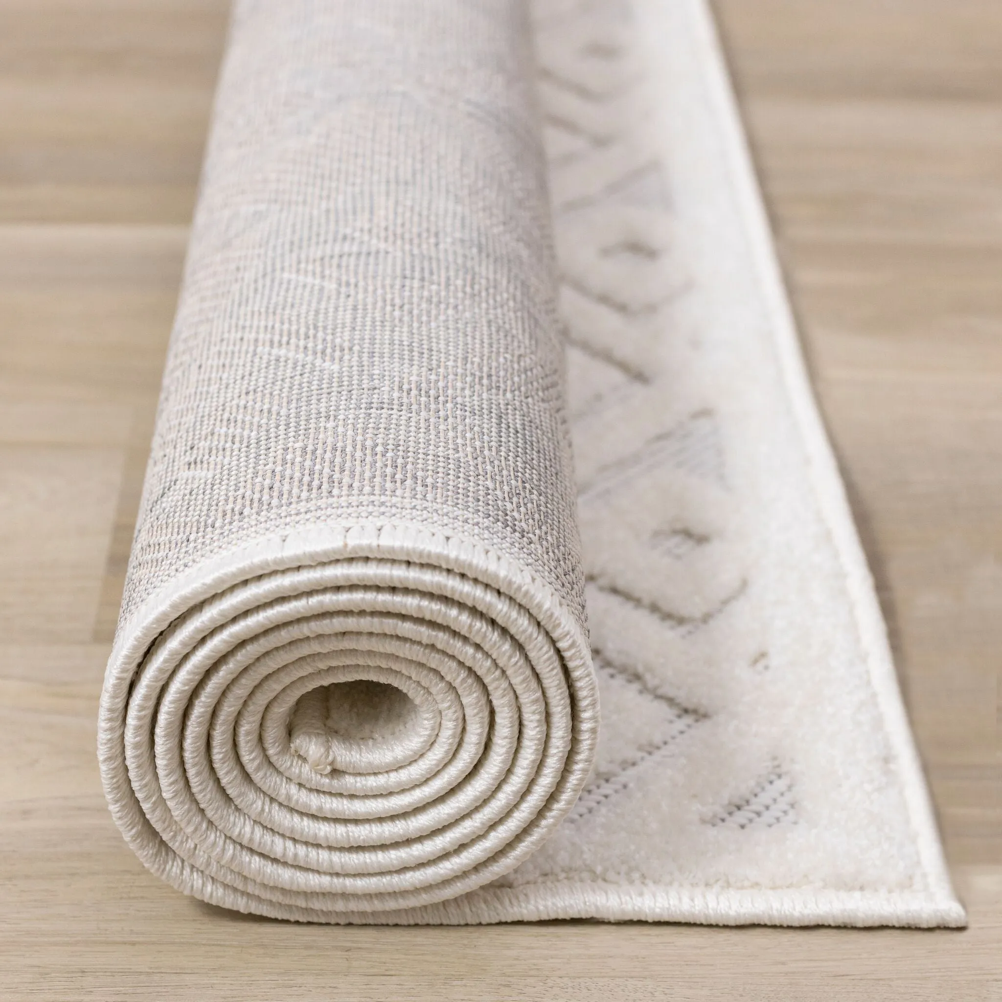 Arctic Echo 6'7" x 9'6" Diamond Area Rug - White