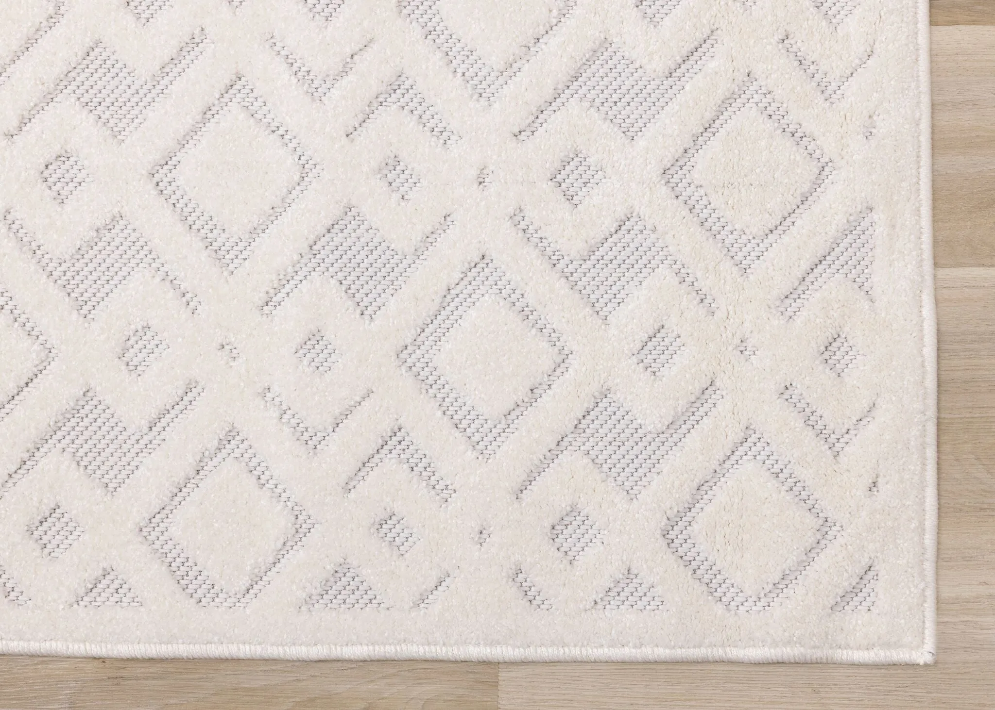 Arctic Echo 6'7" x 9'6" Diamond Area Rug - White