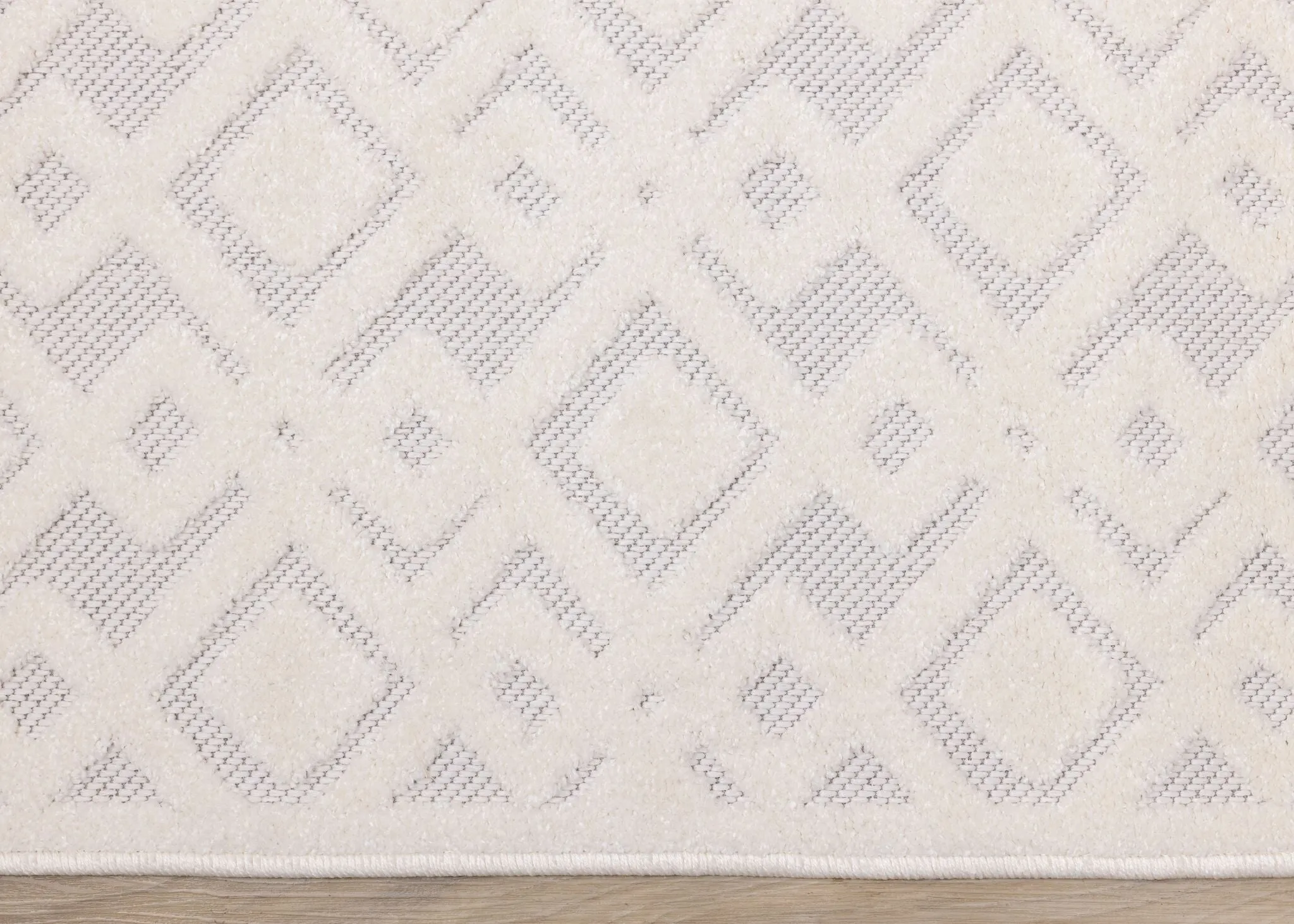 Arctic Echo 6'7" x 9'6" Diamond Area Rug - White
