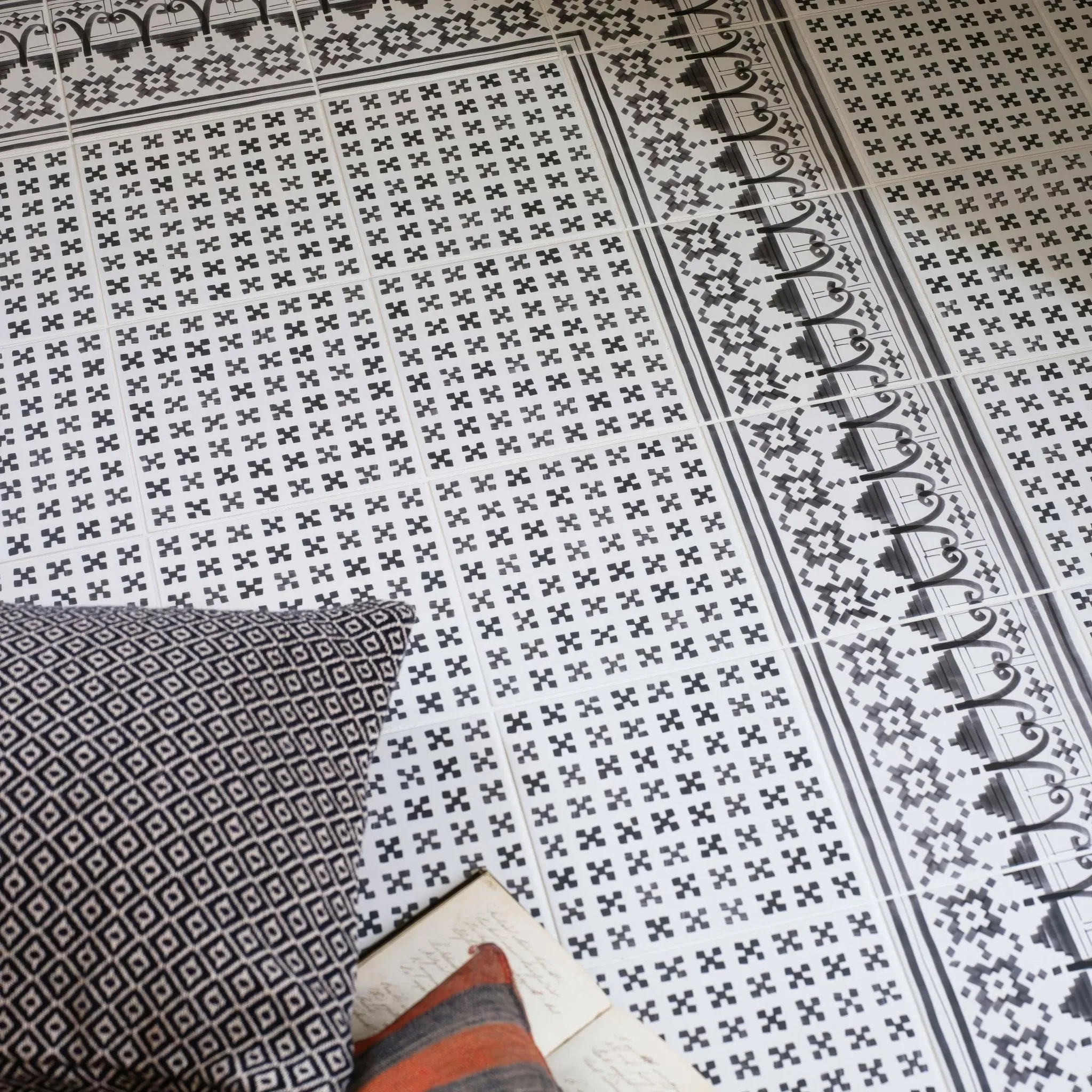 Casino Dealer Corner Tile