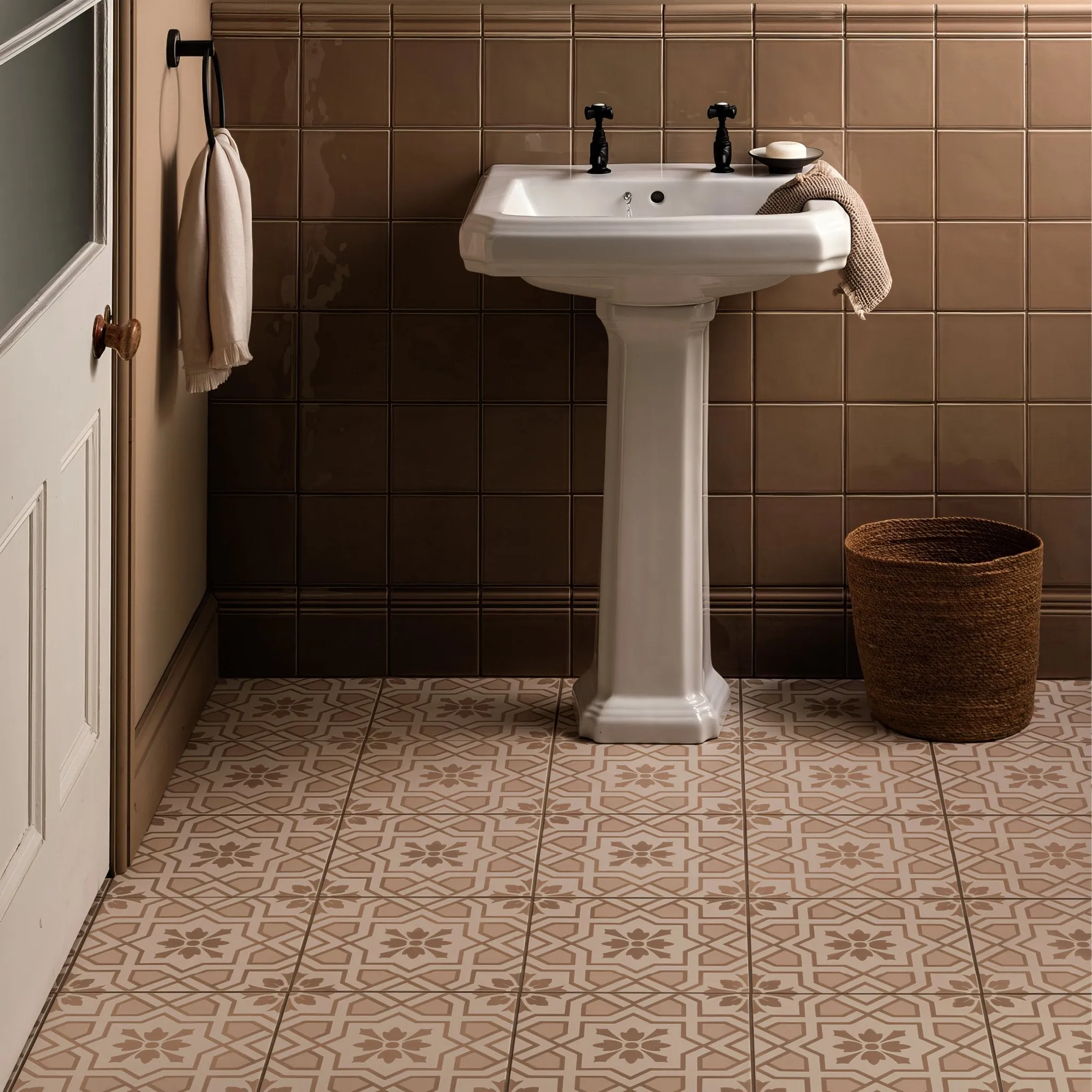 Cotehele Taupe On Chalk