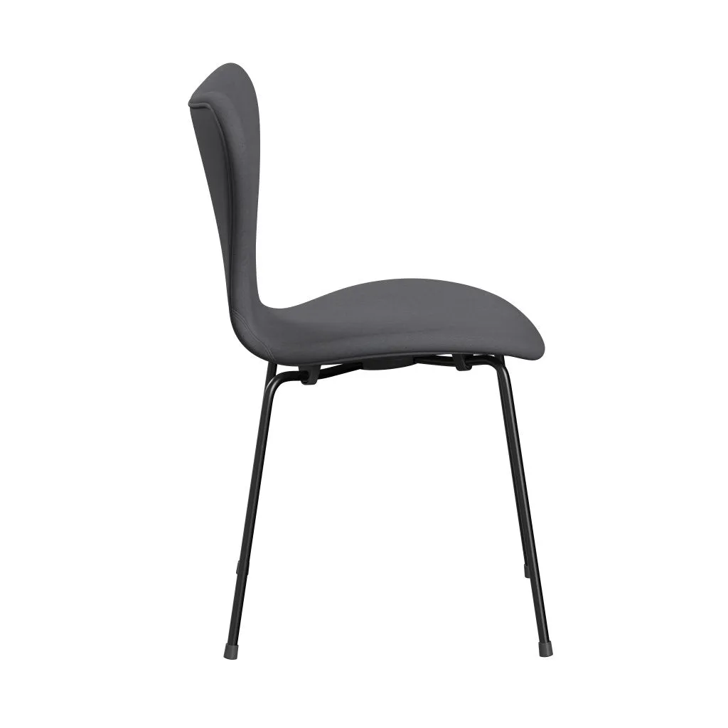 Fritz Hansen Series 7™ Chair Full Upholstery, Black/Comfort Grey (C01012)