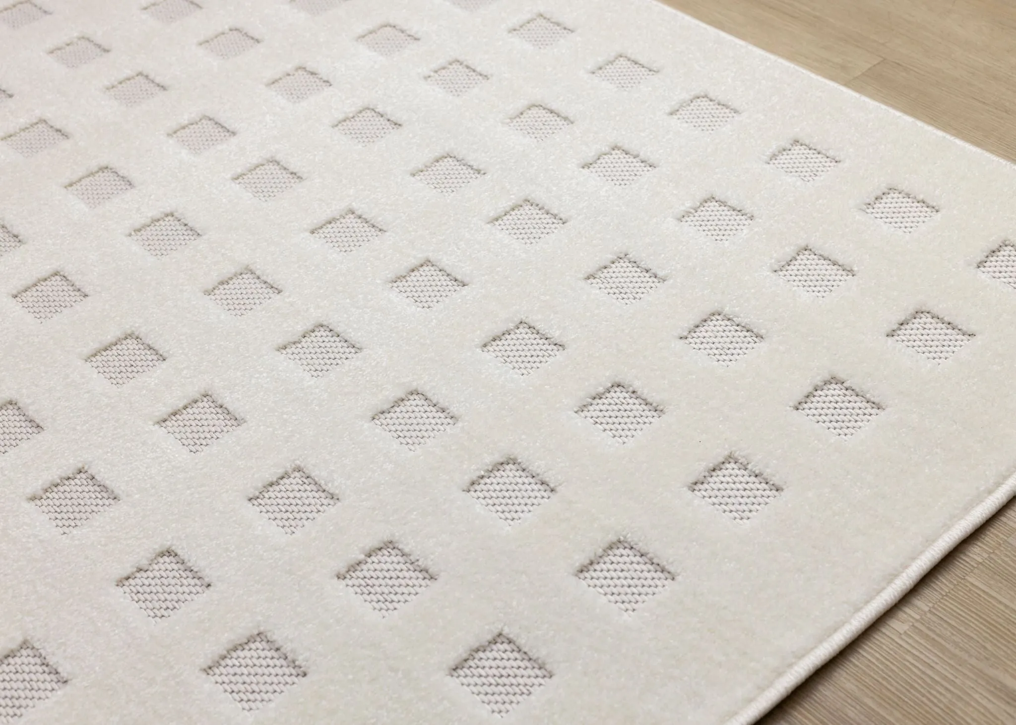 Pearl Grid 5'3" x 7'7" Grid Design Area Rug - White
